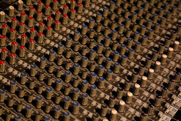 Quels sont les avantages des commutateurs KVM pour la gestion de plusieurs serveurs dans un environnement de data center?